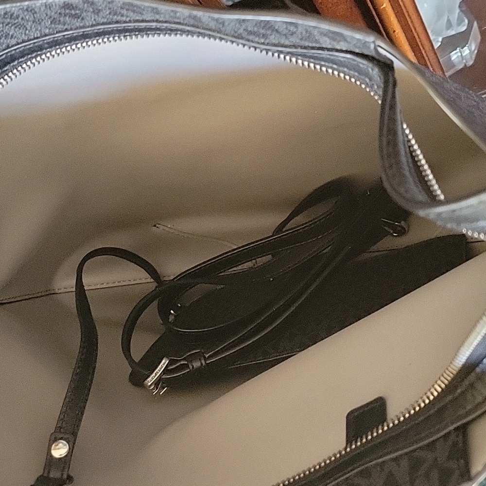 Michael Kors Tote/Bucket Bag w/dust cover - Picture 5 of 6